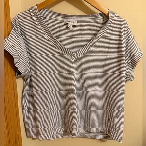 Evereve Women's Short Sleeve V-Neck Striped Tee - Black and White